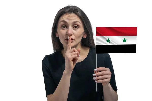 Szczęśliwa Młoda Biała Kobieta Trzyma Flagę Syrii Trzyma Palec Ustach — Zdjęcie stockowe