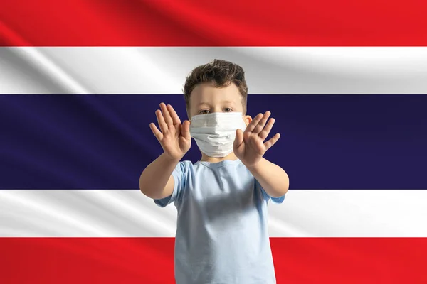 Menino Branco Com Uma Máscara Protetora Fundo Bandeira Tailândia Faz — Fotografia de Stock