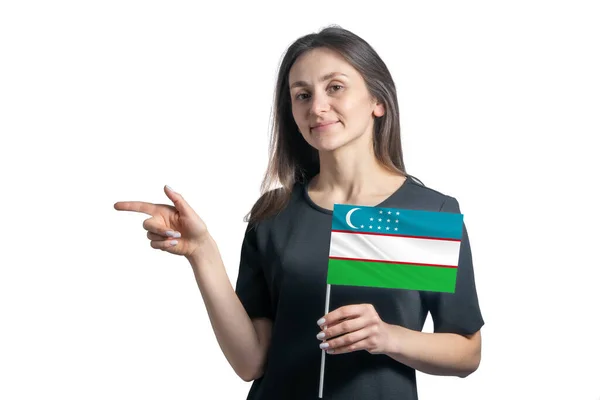 Gelukkige Jonge Blanke Vrouw Met Vlag Oezbekistan Wijst Naar Links — Stockfoto