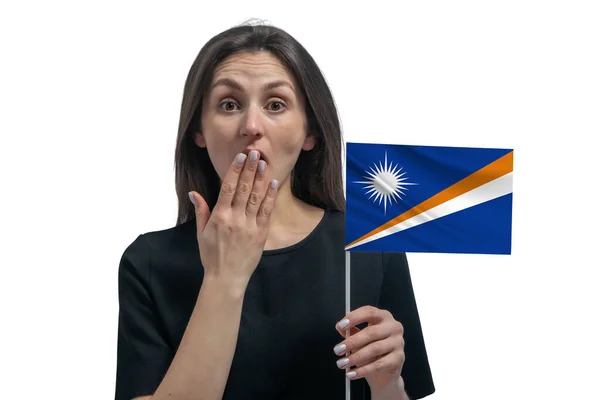 Счастливая Молодая Белая Женщина Флагом Маршалловых Островов Закрывает Рот Рукой — стоковое фото