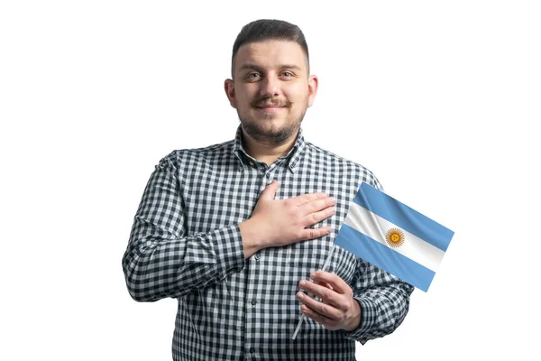 Vit Kille Håller Flagga Argentina Och Håller Handen Sitt Hjärta — Stockfoto