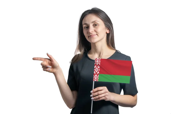 Jovem Mulher Branca Feliz Segurando Bandeira Bielorrússia Aponta Para Esquerda — Fotografia de Stock