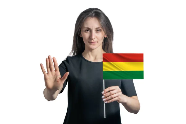 ボリビアの旗を掲げる幸せな若い白い女性と深刻な顔は白い背景に孤立した手を停止記号を示しています — ストック写真