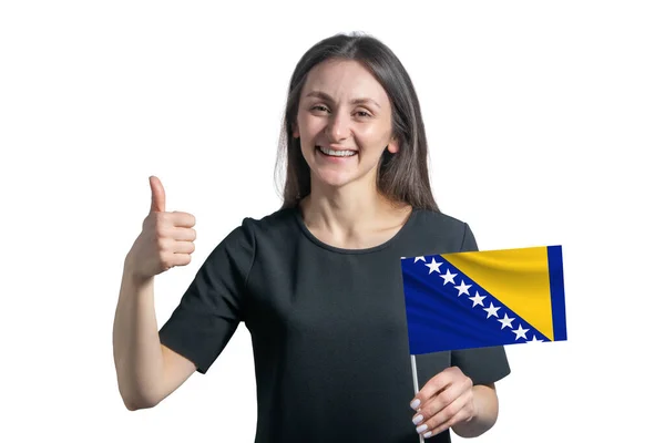 ボスニアとボスニア ヘルツェゴビナの国旗を掲げた幸せな若い白人女性が白地に手で孤立して授業を見せる — ストック写真