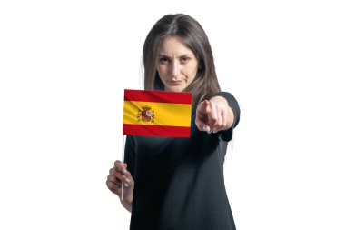 İspanya bayrağını tutan mutlu beyaz kadın beyaz bir arka planda soyutlanmış olarak önünü işaret ediyor..