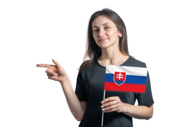 Slovakya bayrağı taşıyan mutlu beyaz kadın beyaz arka planda izole edilmiş solu işaret ediyor..