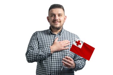 Tonga 'nın bayrağını tutan beyaz bir adam elini tuttu ve elini beyaz bir arka planda soyutladı Tonga' ya sevgilerimle.