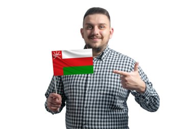 Umman 'ın bayrağını tutan beyaz adam diğer elini beyaz arka planda izole edilmiş bayrağa doğrultuyor..