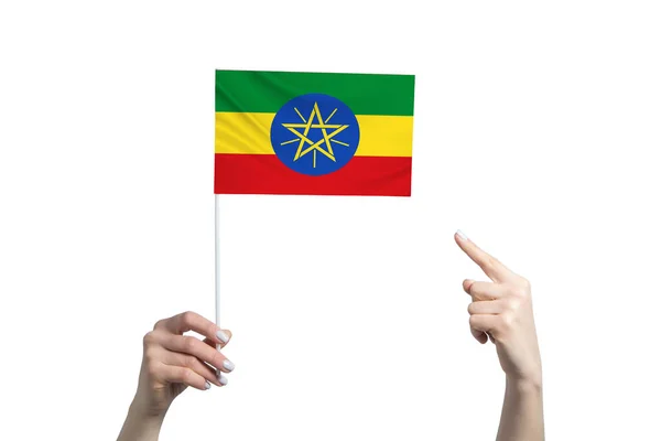 아름다운 암컷의 손에는 에티오피아 국기가 있으며 배경에 떨어져 손가락을 가리키고 — 스톡 사진