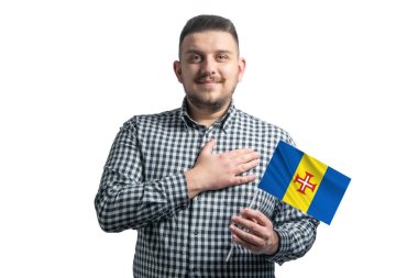 Beyaz adam Madeira 'nın bayrağını tutuyor ve elini beyaz bir arka planda, Madeira' ya sevgilerle yalnız başına tutuyor..