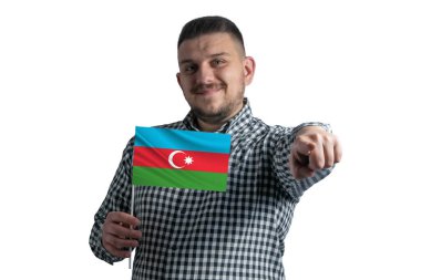 Elinde Azerbaycan bayrağı olan beyaz bir adam beyaz bir arka planda izole bir şekilde önünü işaret ediyor..