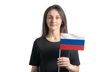 Rusya bayrağını tutan mutlu beyaz kız beyaz bir arka planda izole edilmiş..