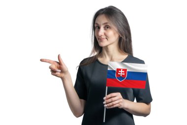 Slovakya bayrağı taşıyan mutlu beyaz kadın beyaz arka planda izole edilmiş solu işaret ediyor..