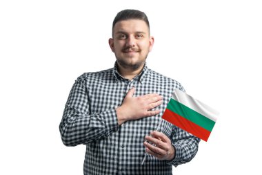 Beyaz adam elinde Bulgaristan bayrağı tutarken elini kalbinin üzerine koydu. Beyaz bir arkaplanda, Bulgaristan 'a sevgileriyle izole bir şekilde..