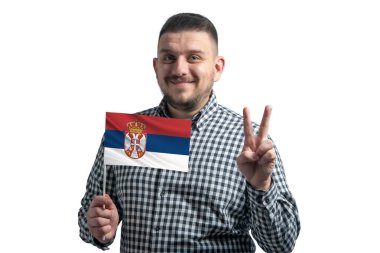 Beyaz adam elinde Sırbistan bayrağı taşıyor ve beyaz arka planda iki parmak izole edilmiş.