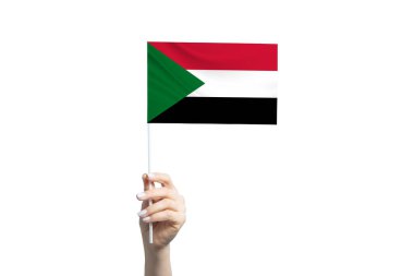 Sudan bayrağını tutan güzel bir kadın, beyaz arka planda izole edilmiş..