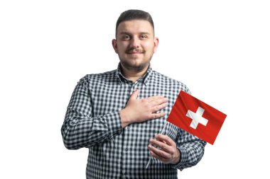 Beyaz adam İsviçre bayrağını tutuyor ve elini kalbinin üzerine koyuyor. Beyaz bir arka planda, İsviçre 'ye sevgilerle..
