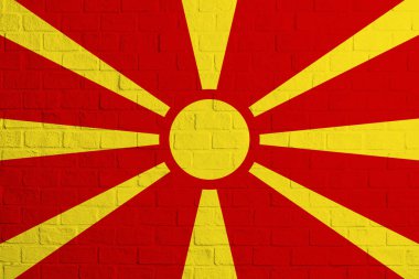 Kuzey Makedonya bayrağı. Kuzey Makedonya bayrağının tuğla duvar dokusu.