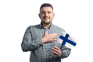 Finlandiya bayrağı taşıyan beyaz bir adam elini Finlandiya 'ya sevgileriyle beyaz bir arkaplanda yalnız başına tutuyor..