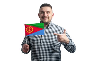 Beyaz adam Eritre bayrağını tutuyor ve diğer elini beyaz arka planda izole edilmiş bayrağa doğrultuyor..