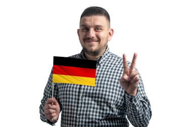 Beyaz adam elinde Almanya bayrağı tutuyor ve beyaz arka planda iki parmak izole edilmiş..