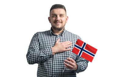 Beyaz adam Norveç bayrağını tutuyor ve elini kalbinin üzerine koyuyor. Beyaz bir arka planda, Norveç 'e sevgilerle..