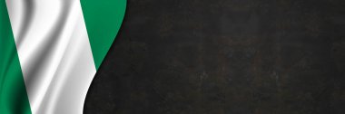 Beton duvarda Nijerya bayrağı. Nijerya bayrağının kumaş desenli bayrağı.