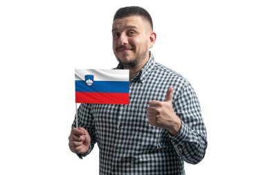 Elinde Slovenya bayrağı olan beyaz bir adam sınıfa beyaz bir arka planda el ele izole edilmiş halde gösteriyor. Slovenya gibi..