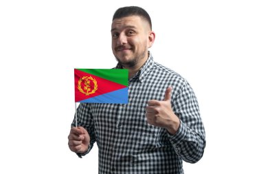 Beyaz adam Eritre 'nin bayrağını tutuyor ve sınıfa beyaz arka planda elle izole edilmiş halde gösteriyor. Eritre için olduğu gibi.