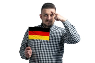 Almanya bayrağı taşıyan beyaz bir adam ve beyaz arka planda izole edilmiş bir şekilde parmağıyla tapınağa dokunuyor..