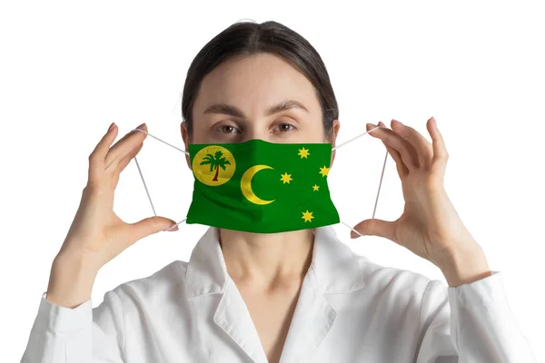 코코스 제도의 의사가 바탕에 의료용 마스크를 — 스톡 사진