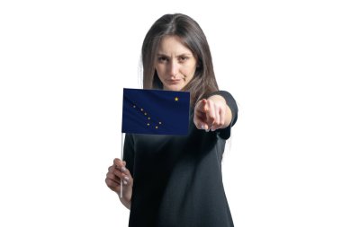Alaska 'nın bayrağını tutan mutlu beyaz kadın beyaz bir arka planda yalnız başına önünü işaret ediyor..
