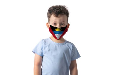 Antigua ve Barbuda bayrağı taşıyan solunum cihazı. Beyaz çocuk beyaz arka planda izole edilmiş tıbbi yüz maskesi takıyor..