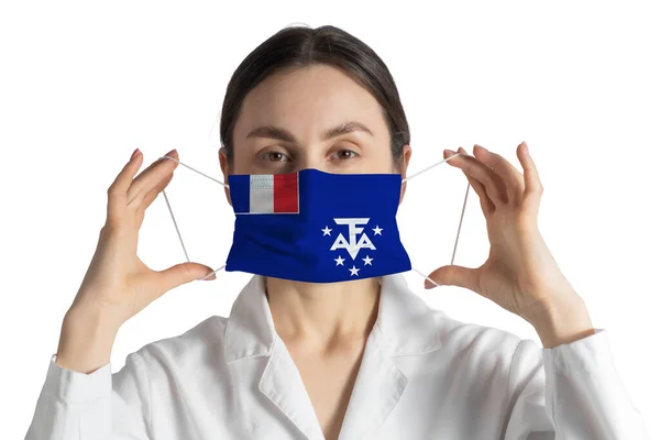 프랑스 지역의 안내원 배경에 의료용 마스크를 — 스톡 사진