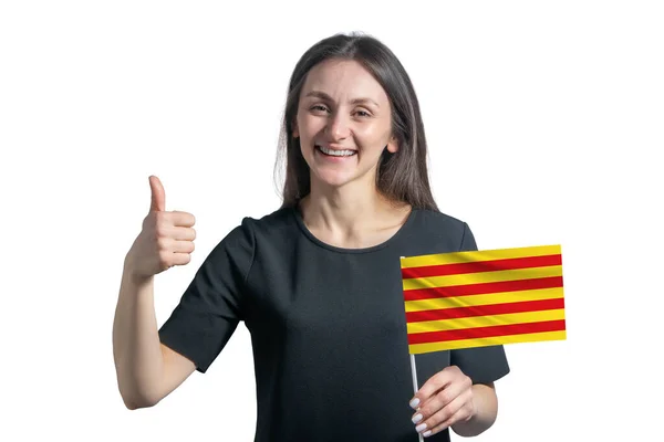 Szczęśliwa Młoda Biała Kobieta Trzyma Flagę Katalonii Pokazuje Klasę Ręcznie — Zdjęcie stockowe