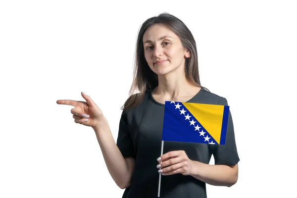 Šťastná Mladá Bílá Žena Drží Vlajku Bosny Hercegoviny Ukazuje Vlevo — Stock fotografie