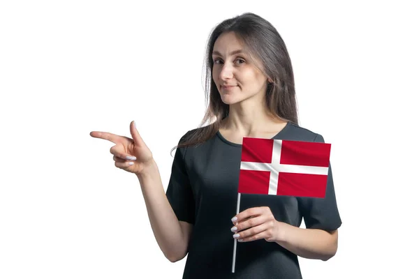 Szczęśliwa Młoda Biała Kobieta Trzyma Flagę Dania Wskazuje Lewo Odizolowany — Zdjęcie stockowe