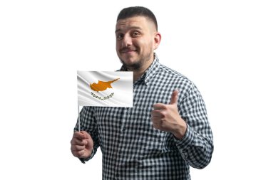 Elinde Kıbrıs bayrağı olan beyaz bir adam beyaz bir arka planda sınıfa el ele izole edilmiş halde gösteriyor. Kıbrıs için olduğu gibi.