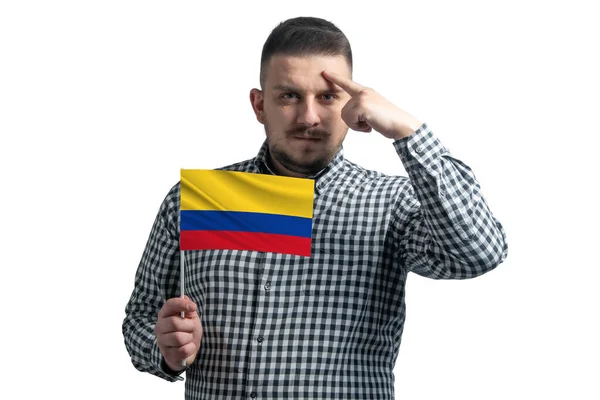 拿着哥伦比亚国旗的白人用手指碰了碰被白色背景隔开的太阳穴 — 图库照片