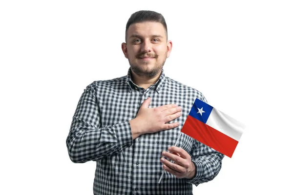 Белый Парень Держит Флаг Чили Держит Руку Сердце Изолированно Белом — стоковое фото