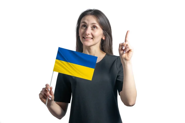Jovem Mulher Branca Feliz Segurando Bandeira Ucrânia Aponta Polegares Isolados — Fotografia de Stock