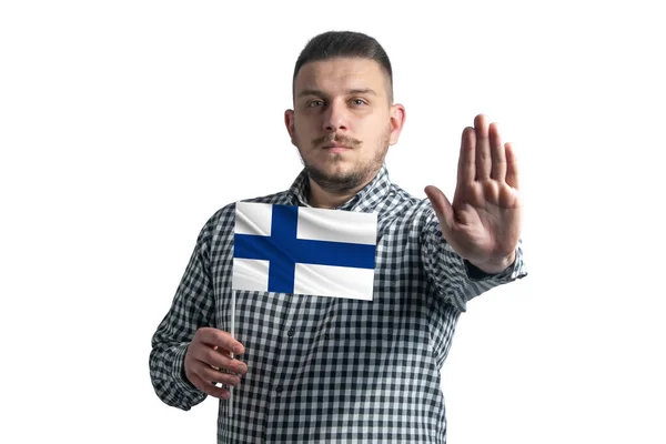 白い男はフィンランドの旗を持っていて 真剣な顔で白い背景に孤立した手を止めるサインを示しています — ストック写真