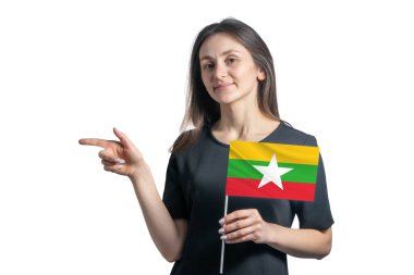 Myanmar bayrağını tutan mutlu genç beyaz kadın ve beyaz arka planda izole edilmiş solu işaret ediyor..