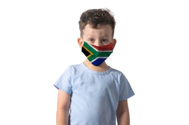 Güney Afrika Cumhuriyeti bayrağı taşıyan bir solunum cihazı. Beyaz çocuk beyaz arka planda izole edilmiş tıbbi yüz maskesi takıyor..