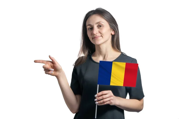 Glad Ung Vit Kvinna Med Flagga Rumänien Och Pekar Till — Stockfoto