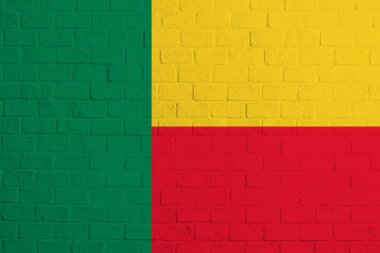 Benin bayrağı. Benin bayrağının tuğla duvar dokusu.