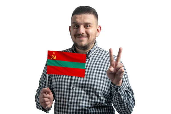白い男はTransnistriaのフラグを保持し 白い背景に隔離された2本の指を示しています — ストック写真