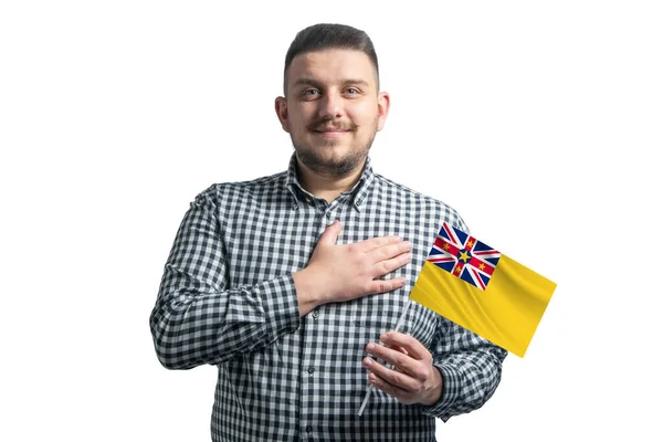 Weißer Typ Mit Einer Niue Fahne Und Hält Seine Hand — Stockfoto