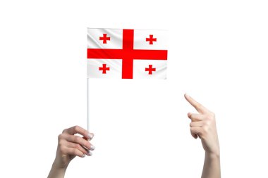 Gürcistan bayrağını tutan güzel bir kadın el diğer elinin beyaz arka planda izole edilmiş parmağını gösteriyor..