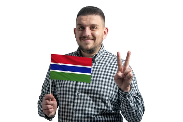 Vit Kille Som Håller Flagga Gambia Och Visar Två Fingrar — Stockfoto